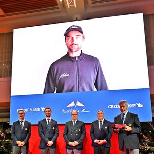 Michel Buffat du Crédit Suisse, Pierre Casiraghi, le vice président du Yacht Club de Monaco, le prince Albert II de Monaco et Pierre Dartout, le ministre d’Etat de Monaco, lors dui message vidéo du skipper Boris Herrmann durant la cérémonie d'intronisation des nouveaux membres du Yacht Club de Monaco ainsi que la remise des YCM Awards-Trophée Credit Suisse 2022. © Bruno Bebert/Bestimage