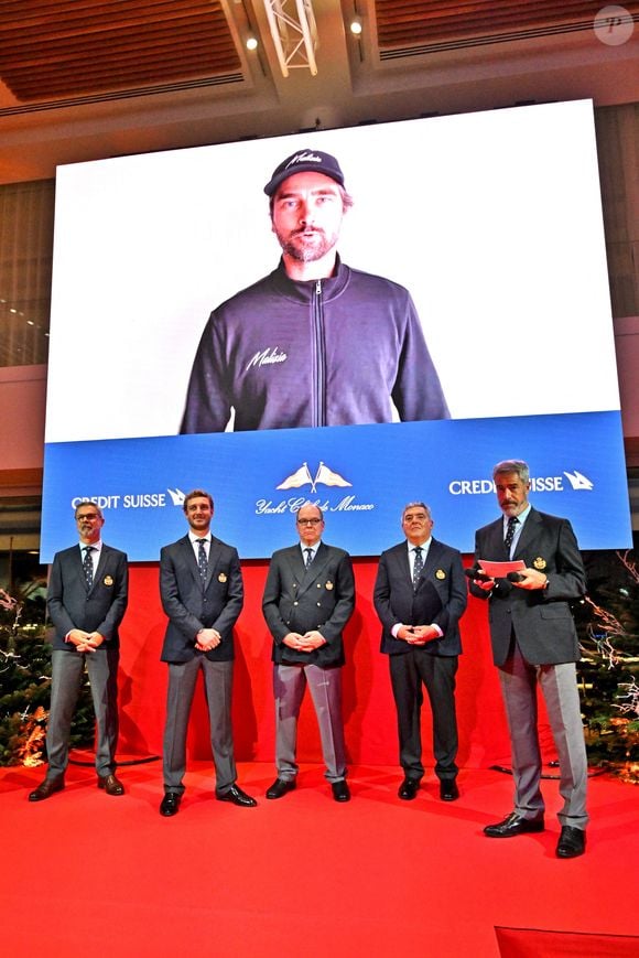 Michel Buffat du Crédit Suisse, Pierre Casiraghi, le vice président du Yacht Club de Monaco, le prince Albert II de Monaco et Pierre Dartout, le ministre d’Etat de Monaco, lors dui message vidéo du skipper Boris Herrmann durant la cérémonie d'intronisation des nouveaux membres du Yacht Club de Monaco ainsi que la remise des YCM Awards-Trophée Credit Suisse 2022. © Bruno Bebert/Bestimage