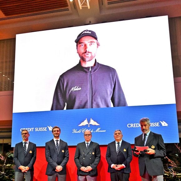Michel Buffat du Crédit Suisse, Pierre Casiraghi, le vice président du Yacht Club de Monaco, le prince Albert II de Monaco et Pierre Dartout, le ministre d’Etat de Monaco, lors dui message vidéo du skipper Boris Herrmann durant la cérémonie d'intronisation des nouveaux membres du Yacht Club de Monaco ainsi que la remise des YCM Awards-Trophée Credit Suisse 2022. © Bruno Bebert/Bestimage