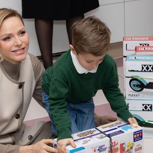 Le prince Albert II de Monaco et la princesse Charlène de Monaco assistent au spectacle de Noël à la crèche de la Croix-Rouge Rosine Sanmori et participent à la traditionnelle distribution de cadeaux de Noël à Monaco. Photo par Olivier Huitel / Pool Monaco / Bestimage