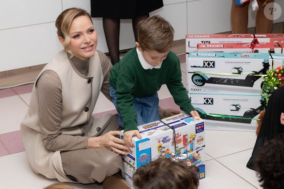 Le prince Albert II de Monaco et la princesse Charlène de Monaco assistent au spectacle de Noël à la crèche de la Croix-Rouge Rosine Sanmori et participent à la traditionnelle distribution de cadeaux de Noël à Monaco. Photo par Olivier Huitel / Pool Monaco / Bestimage