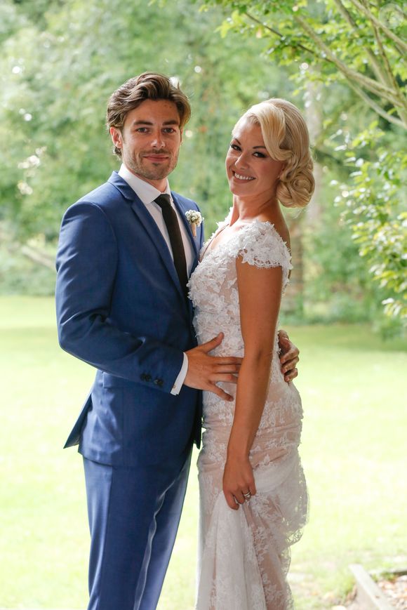 Exclusif - Katrina Patchett et Valentin D'Hoore dans les jardins du château - Mariage de Katrina Patchett et Valentin D'Hoore vendredi à 14 h à la mairie de Linselles dans les Hauts-de-France suivi d'une cérémonie civile d'échange d'anneaux, dont le maître de cérémonie était Maxime Dereymez, dans l'orangerie du château du Biez à Pecq en Belgique le 1er septembre 2017.  © Philippe Doignon/Bestimage

Crédits obligatoires :
Valentin D'Hoore habillé par Hugo Boss
Katrina Patchett en robe Costarellos et chaussures Louboutin
Coiffure : Alexandra Dieu pour Vog coiffure
Maquillage : Marie Laure Thanneur