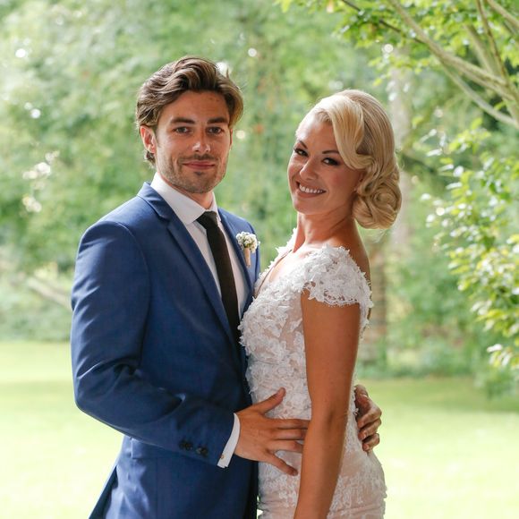 Exclusif - Katrina Patchett et Valentin D'Hoore dans les jardins du château - Mariage de Katrina Patchett et Valentin D'Hoore vendredi à 14 h à la mairie de Linselles dans les Hauts-de-France suivi d'une cérémonie civile d'échange d'anneaux, dont le maître de cérémonie était Maxime Dereymez, dans l'orangerie du château du Biez à Pecq en Belgique le 1er septembre 2017.  © Philippe Doignon/Bestimage

Crédits obligatoires :
Valentin D'Hoore habillé par Hugo Boss
Katrina Patchett en robe Costarellos et chaussures Louboutin
Coiffure : Alexandra Dieu pour Vog coiffure
Maquillage : Marie Laure Thanneur