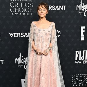Les producteurs ont confirmé son départ sans dévoiler les raisons précises de cette décision.
Ariana Grande au photocall de la 31ème cérémonie des Critics' Choice Awards au Barker Hanger à Santa Monica le 4 janvier 2025.
Broadimage / Bestimage