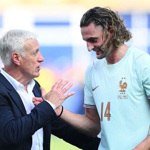 Didier Deschamps y est un voisin discret, respectueux et surtout très impliqué dans la vie locale. 

Adrien Rabiot-Didier Deschamps - Match de quart de finale "France - Maroc (2-0)" lors de la Coupe du Monde FIFA 2026 (FIFA World Cup 2026), le 9 juillet 2026.
