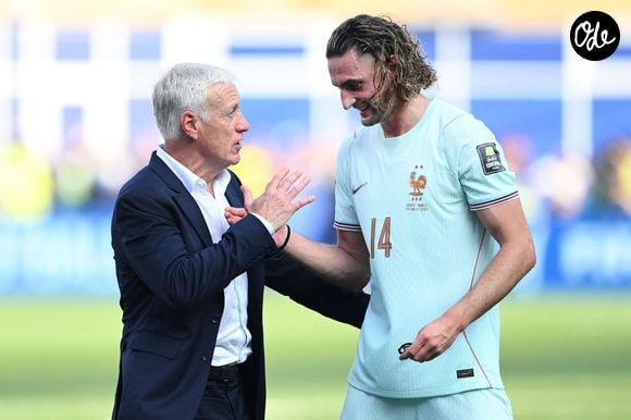 Didier Deschamps y est un voisin discret, respectueux et surtout très impliqué dans la vie locale. 

Adrien Rabiot-Didier Deschamps - Match de quart de finale "France - Maroc (2-0)" lors de la Coupe du Monde FIFA 2026 (FIFA World Cup 2026), le 9 juillet 2026.