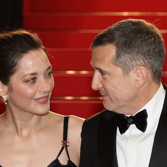 Marion Cotillard et Guillaume Canet - Descente des marches du film " Karma " lors du 79ème Festival International du Film de Cannes, le 15 mai 2026. © Jacovides-Moreau / Bestimage