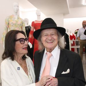 L'épouse d'André Chapelle a cependant relativisé sa solitude en déclarant recevoir tellement d’amour de ses fans "que le vide paraît parfois moins lourd à porte".

Exclusif - Nana Mouskouri et son mari André Chapelle - Brigitte Macron visite l’Exposition des robes de scènes de Nana Mouskouri à la Galerie Sabine Bayasli en vue de leur vente aux enchères (le 19 juin 2023) au profit de la Fondation des Hôpitaux dont elle est la présidente. Paris le 16 Juin 2023 © Bertrand Rindoff / Bestimage