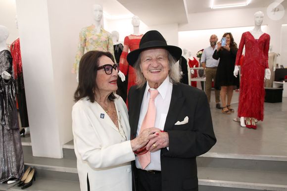 L'épouse d'André Chapelle a cependant relativisé sa solitude en déclarant recevoir tellement d’amour de ses fans "que le vide paraît parfois moins lourd à porte".

Exclusif - Nana Mouskouri et son mari André Chapelle - Brigitte Macron visite l’Exposition des robes de scènes de Nana Mouskouri à la Galerie Sabine Bayasli en vue de leur vente aux enchères (le 19 juin 2023) au profit de la Fondation des Hôpitaux dont elle est la présidente. Paris le 16 Juin 2023 © Bertrand Rindoff / Bestimage