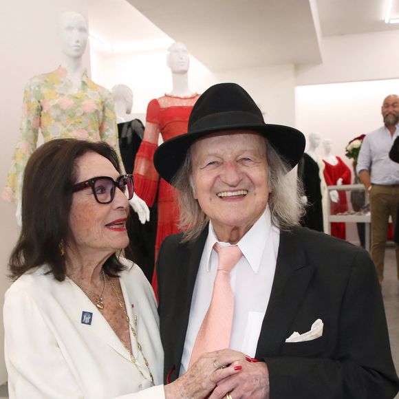 L'épouse d'André Chapelle a cependant relativisé sa solitude en déclarant recevoir tellement d’amour de ses fans "que le vide paraît parfois moins lourd à porte".

Exclusif - Nana Mouskouri et son mari André Chapelle - Brigitte Macron visite l’Exposition des robes de scènes de Nana Mouskouri à la Galerie Sabine Bayasli en vue de leur vente aux enchères (le 19 juin 2023) au profit de la Fondation des Hôpitaux dont elle est la présidente. Paris le 16 Juin 2023 © Bertrand Rindoff / Bestimage