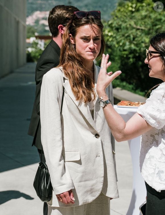 Les enfants de l'acteur n'ayant pu se libérer, c'est sa petite-fille Liv Delon, âgée de 24 ans, qui a fait le déplacement pour représenter sa famille.

Alors que les enfants Delon étaient invités à l'inauguration du parvis Alain Delon au coeur du Campus Georges Méliès de Cannes, c'est Liv Delon la fille cadette d'Anthony qui est venue en présence du maire de la ville, David Lisnard, à Cannes, France, le 22 mai 2026. © Sam Delpech/Bestimage