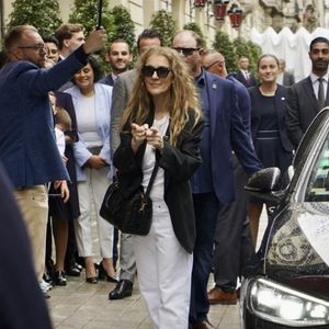 Céline Dion signe des autographes, à Paris.