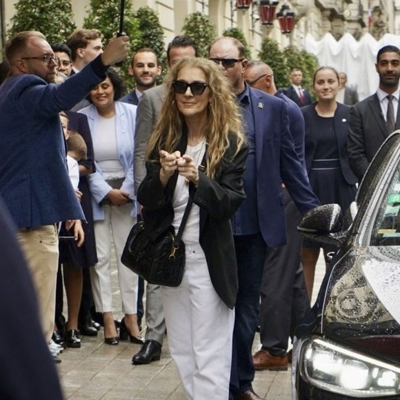 Céline Dion signe des autographes, à Paris.