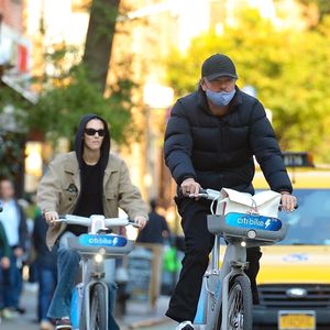 S'il n'est pas en Outre-Atlantique, Leonardo DiCaprio aime s'envoler à Ibiza dès qu'il en a l'occasion !

New York, NY  - EXCLUSIF  - Leonardo DiCaprio et sa petite amie Vittoria Ceretti ont été aperçus ensemble à New York, profitant d'une promenade détendue avant de faire une balade à vélo dans les rues de la ville avec Normandie Farrar, la nièce de Leo. (Backgrid USA / Bestimage). 2025.