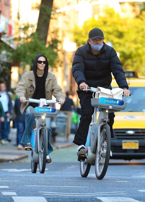 S'il n'est pas en Outre-Atlantique, Leonardo DiCaprio aime s'envoler à Ibiza dès qu'il en a l'occasion !

New York, NY  - EXCLUSIF  - Leonardo DiCaprio et sa petite amie Vittoria Ceretti ont été aperçus ensemble à New York, profitant d'une promenade détendue avant de faire une balade à vélo dans les rues de la ville avec Normandie Farrar, la nièce de Leo. (Backgrid USA / Bestimage). 2025.