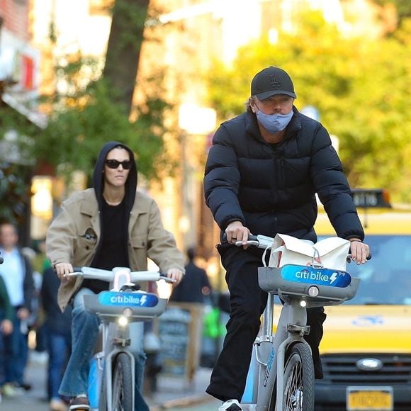 S'il n'est pas en Outre-Atlantique, Leonardo DiCaprio aime s'envoler à Ibiza dès qu'il en a l'occasion !

New York, NY  - EXCLUSIF  - Leonardo DiCaprio et sa petite amie Vittoria Ceretti ont été aperçus ensemble à New York, profitant d'une promenade détendue avant de faire une balade à vélo dans les rues de la ville avec Normandie Farrar, la nièce de Leo. (Backgrid USA / Bestimage). 2025.