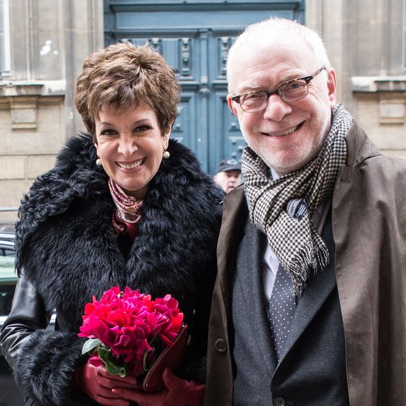 Exclusif - Catherine Laborde et Thomas Stern arrivent a la mairie - Catherine Laborde a epouse son compagnon de longue date Thomas Stern, publicitaire, samedi 9 novembre 2013 a la mairie du 2e arrondissement de Paris, en presence de ses amis les plus proches.