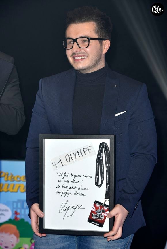 Le chanteur Olympe a mis aux enchères un cadre contenant son numéro de casting de "The Voice", l'émission de télé-crochet qui l'a révélé. Il a été acheté par ses fans qui le lui ont ensuite rendu. Soirée de gala au profit de la 27e édition de l'opération Pièces Jaunes au Domaine des Thermes, à Pierrefonds, en France, le 21 janvier 2016. Photo Édouard Bernaux/Abaca