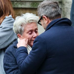Françoise Laborde en larmes - Arrivées aux obsèques de C.Laborde en l’église Saint-Roch à Paris, le 6 février 2025. Décédée le 28 janvier 2025 à l'âge de 73 ans, l'ancienne présentatrice météo de TF1 (1988 - 2017) était atteinte de la maladie neurodégénérative à corps de Lewy. 
© Jacovides - Moreau / Bestimage