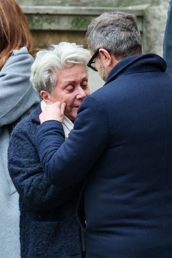 Françoise Laborde en larmes - Arrivées aux obsèques de C.Laborde en l’église Saint-Roch à Paris, le 6 février 2025. Décédée le 28 janvier 2025 à l'âge de 73 ans, l'ancienne présentatrice météo de TF1 (1988 - 2017) était atteinte de la maladie neurodégénérative à corps de Lewy. 
© Jacovides - Moreau / Bestimage