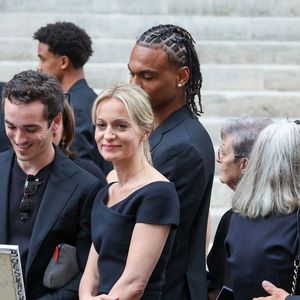 Gaston Ardisson, Christiane Bergognon (ex femme de Thierry Ardisson), Audrey Crespo-Mara et son fils Sékou, Patrick Ardisson, Nicole Mougenot (la mère d'A. Crespo-Mara) - Sorties des obsèques de Thierry Ardisson en l’église Saint-Roch de Paris, France, le 17 juillet 2025. © Clovis-Jacovides/Bestimage