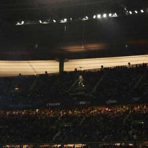 La chanteuse Louane (Louane Emera), représentante de la France au concours de l'Eurovision, interpréte pour la première fois son titre Maman, en hommage à sa mère décédée lorsqu'elle avait 17 ans, devant les 80 000 spectateurs, suspendue sur une plateforme, plusieurs mètres au-dessus de la pelouse et des musiciens, du Stade de France à la mi-temps du match du Tournoi des Six Nations opposant la France à l'Écosse, à Saint-Denis, Seine Saint-Denis, France, le 15 mars 2025. © Cyril Moreau/Bestimage