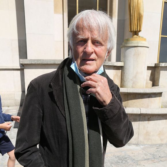 Coup dur pour le chanteur Dave. 

Le chanteur Dave - Hommage à Sarah Halimi, sur la place du Trocadero à Paris.
Panoramic/Bestimage