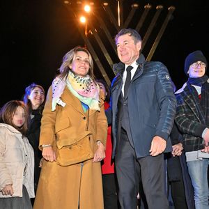 En légende, la journaliste s'est réjouie d'avoir passé du bon temps à Isola 2000. 

Exclusif - Christian Estrosi, le maire de Nice, sa femme Laura Tenoudji Estrosi et leur fille Bianca ont participé à l'allumage de la 5eme bougie de la fête juive de Hanoucca (noël juif) à Nice, au jardin d'Arménie, près de la Promenade des Anglais, le 29 décembre 2024. © Bruno Bebert/Bestimage