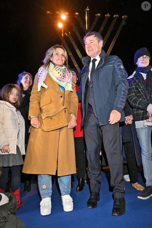 En légende, la journaliste s'est réjouie d'avoir passé du bon temps à Isola 2000. 

Exclusif - Christian Estrosi, le maire de Nice, sa femme Laura Tenoudji Estrosi et leur fille Bianca ont participé à l'allumage de la 5eme bougie de la fête juive de Hanoucca (noël juif) à Nice, au jardin d'Arménie, près de la Promenade des Anglais, le 29 décembre 2024. © Bruno Bebert/Bestimage