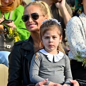 Adriana Karembeu Ohanian et sa fille Nina durant la première bataille de fleurs du Carnaval de Nice 2022, Roi des Animaux, place Masséna à Nice, le 13 février 2022.  © Bruno Bebert/Bestimage