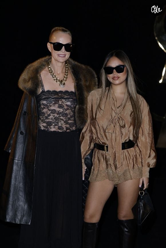 Laeticia Hallyday et sa fille Joy au photocall du défilé Saint Laurent Collection Femme Prêt-à-Porter Printemps/Eté 2027 lors de la Fashion Week de Paris (PFW) à la Fontaine du Trocadéro, à Paris, France, le 29 septembre 2026. © Olivier Borde/Bestimage