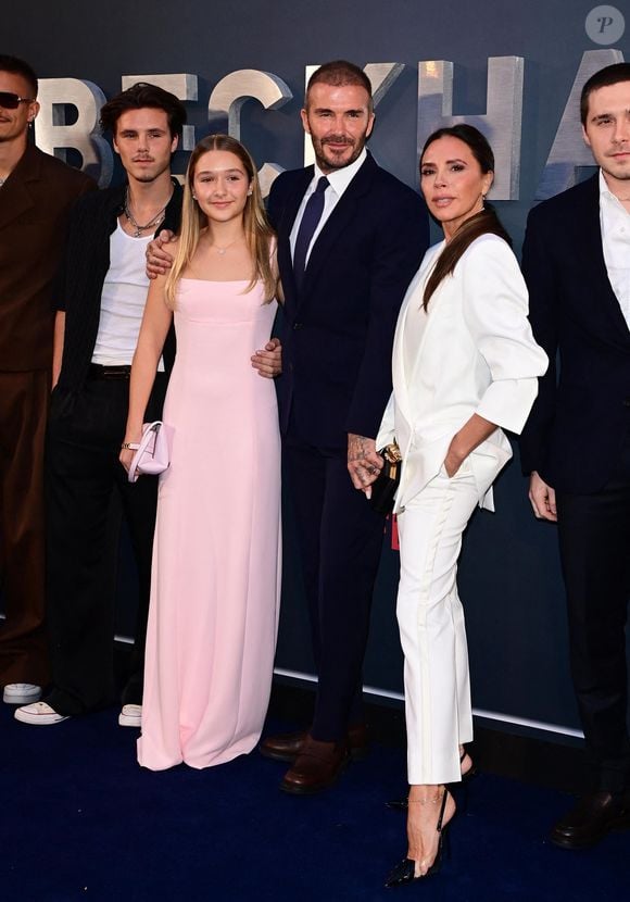 Romeo Beckham, Cruz Beckham, Harper Beckham, David Beckham, Victoria Beckham, Brooklyn Peltz Beckham et Nicola Peltz Beckham à l'avant-première de la série documentaire Netflix 'Beckham' à Londres, le 3 octobre 2023. AGENCE / BESTIMAGE