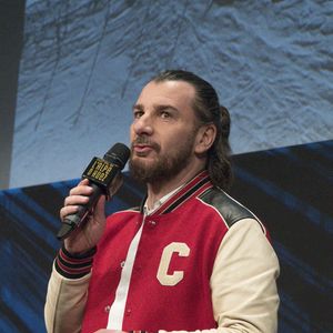 Mais le gardien a sorti l'artillerie lourde : "Je le vois arriver… Il a son pétard [il mime une arme à feu, ndlr], il me le met sur la tempe, il me dit ‘Maintenant, tu vas fermer ta gueule sinon je te colle une balle’" 

Michaël Youn, BDE. 26ème Festival International de Comédie de l’Alpe d’Huez en Isère, le 20/01/2023. Panoramic / Bestimage