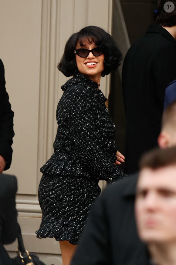 Alors qu'elle touche à sa fin, la maison de la rue Cambon a orchestré son nouveau et tant attendu défilé au Grand Palais ce mardi 11 mars 2025... Et du beau monde a été vu à l'événement : à l'instar de la chanteuse Raye qui a mis à l'honneur le tweed avec sa tenue.

Raye au défilé Chanel "Collection Prêt-à-Porter Automne/Hiver 2025-2026" lors de la Fashion Week de Paris (PFW), le 11 mars 2025 © Clovis / Guignebourg / Bestimage