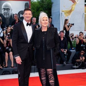 Dans son message, Deborra-Lee Furness a tenu à conclure avec sagesse : "Cela peut faire mal, mais à long terme, revenir à soi-même et vivre dans sa propre intégrité, ses valeurs et ses limites est une libération".  

Hugh Jackman et sa femme Deborra-Lee Furness - Arrivées à la première du film "The Son" lors de la 79ème édition du festival international du film de Venise (La Mostra), Italie, le 8 septembre 2022. © SGP/Bestimage