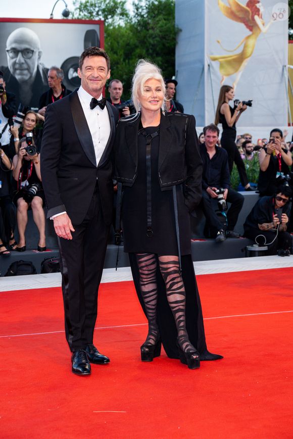 Dans son message, Deborra-Lee Furness a tenu à conclure avec sagesse : "Cela peut faire mal, mais à long terme, revenir à soi-même et vivre dans sa propre intégrité, ses valeurs et ses limites est une libération".  

Hugh Jackman et sa femme Deborra-Lee Furness - Arrivées à la première du film "The Son" lors de la 79ème édition du festival international du film de Venise (La Mostra), Italie, le 8 septembre 2022. © SGP/Bestimage