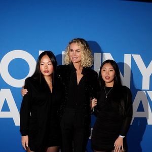 Laeticia Hallyday est une maman heureuse et désormais une amoureuse épanouie !

Laeticia Hallyday et ses filles Joy et Jade - Photocall du vernissage de l'exposition "Johnny Hallyday, l'exposition" au Palais des Expositions à Paris
© Dominique Jacovides / Bestimage