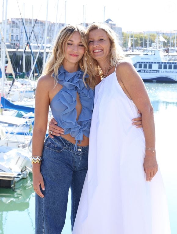 Chloé Jouannet et Alexandra Lamy lors du photocall de la série "Killer Coaster" lors de la 25ème édition du Festival de la fiction de la Rochelle, France, le 13 septembre 2023. © Denis Guignebourg/BestImage