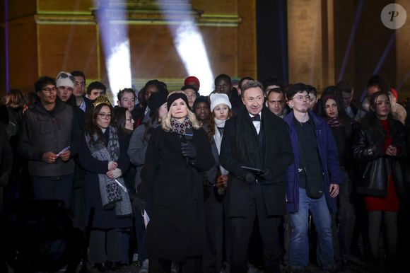 Exclusif - Stéphane Bern présente l'émission "La Grande Soirée du 31 de Paris" diffusée sur France 2 sur les Champs-Elysées, en présence de Anne Hidalgo et Gil Alma, à Paris, France, le 31 décembre 2025. © Jack Tribeca/BHM/Bestimage