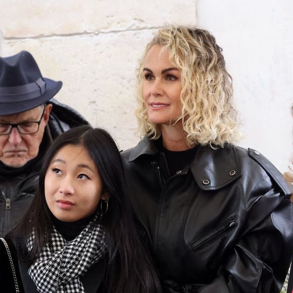 Laeticia et Jade Hallyday lors de l'inauguration d'une plaque commémorative en hommage à Johnny Hallyday devant l'immeuble où le chanteur français a grandi dans le 9ème arrondissement de Paris, France, le 22 décembre 2023.  © Dominique Jacovides/Bestimage