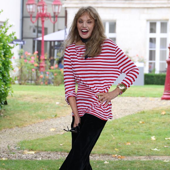Info - Arielle Dombasle présidera le festival du film britannique et irlandais de Dinard - Arielle Dombasle - Photocall avec l'équipe de l'émission de radio "Les grosses têtes" lors de la 17ème édition du Festival du Film Francophone de Angoulême (FFA). Le 29 août 2024
© Coadic Guirec / Bestimage
