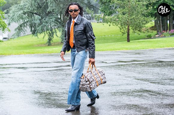 Le lancement de sa propre marque n'est pas une surprise, le joueur étant célèbre pour ses looks atypiques et audacieux lors des rassemblements à Clairefontaine.

Jules Kounde - Arrivée des joueurs de l'Equipe de France de football à Clairefontaine, le 29 mai 2024. © Baptiste Autissier / Panoramic / Bestimage