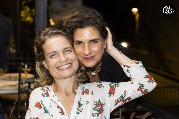 Emmanuelle Galabru, Sarah Biasini à la représentation de la pièce "Un visiteur inattendu" lors du festival de Ramatuelle au théâtre de Verdure © Cyril Bruneau / Festival de Ramatuelle / Bestimage
