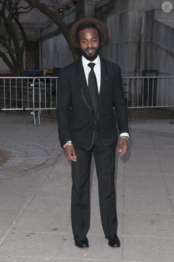 L'artiste a contribué à certains des plus grands succès des Fugees. C'est surtout sur leur deuxième album, The Score, que John Forté a collaboré avec eux, étant plus particulièrement associé aux titres Family Business et Cowboys.

New York, NY Le musicien John Forté, nominé aux Grammy Awards, a été retrouvé mort à 50 ans dans sa maison du Massachusetts.



Sur la photo : John Forte