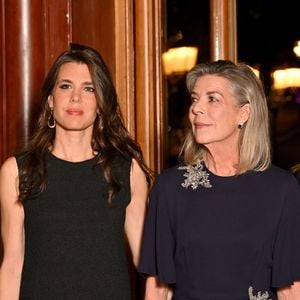 Leurs prises de parole croisées ont mis en lumière une ressemblance physique frappante.

Charlotte Casiraghi et la princesse Caroline de Hanovre lors de la cérémonie de proclamation de l'édition 2026 des Prix de la Fondation Prince Pierre à l'opéra Garnier à Monaco le 13 octobre 2026. 

© Bruno Bebert / Bestimage