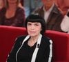 Il s’agit de Mireille Mathieu.

Exclusif - Mireille Mathieu - Enregistrement de l'émission "Vivement dimanche" aux studios Rive Gauche, présentée par M.Drucker et diffusée le 5 octobre 2025 sur France. ©Guillaume Gaffiot/Bestimage