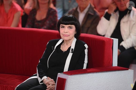 Il s’agit de Mireille Mathieu.

Exclusif - Mireille Mathieu - Enregistrement de l'émission "Vivement dimanche" aux studios Rive Gauche, présentée par M.Drucker et diffusée le 5 octobre 2025 sur France. ©Guillaume Gaffiot/Bestimage
