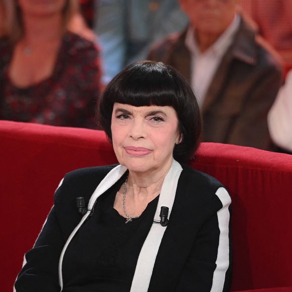 Il s’agit de Mireille Mathieu.

Exclusif - Mireille Mathieu - Enregistrement de l'émission "Vivement dimanche" aux studios Rive Gauche, présentée par M.Drucker et diffusée le 5 octobre 2025 sur France. ©Guillaume Gaffiot/Bestimage