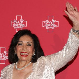 Dame Shirley Bassey au 76ème Bal de la Croix Rouge dans la salle des Etoiles à Monaco le 12 juillet 2025.

© Claudia Albuquerque/Bestimage