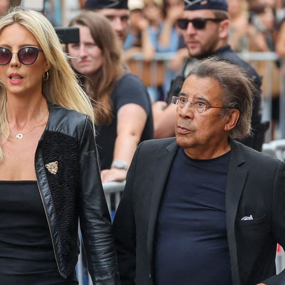 Laurent Voulzy et sa compagne Isaure Le Faou - Arrivées aux obsèques de Thierry Ardisson en l'église Saint-Roch de Paris, France, le 17 juillet 2025. © Clovis-Jacovides/Bestimage